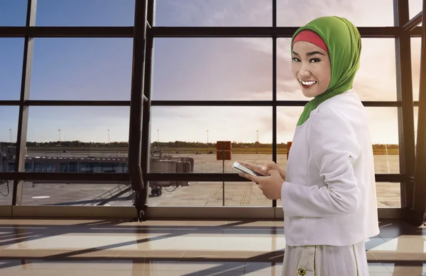 Mulher muçulmana segurando telefone celular — Fotografia de Stock