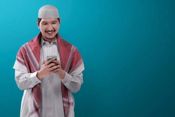 Muzułmanów człowiek gospodarstwa telefon komórkowy — Zdjęcie stockowe