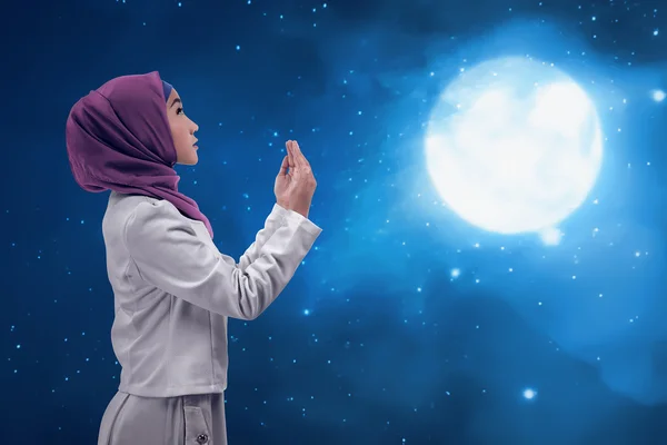 Asian muslim woman praying to god — Stock Photo, Image