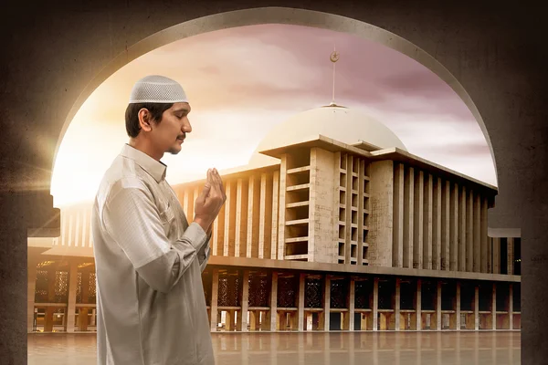 穆斯林的亚洲年轻男子，向上帝祈祷 — 图库照片