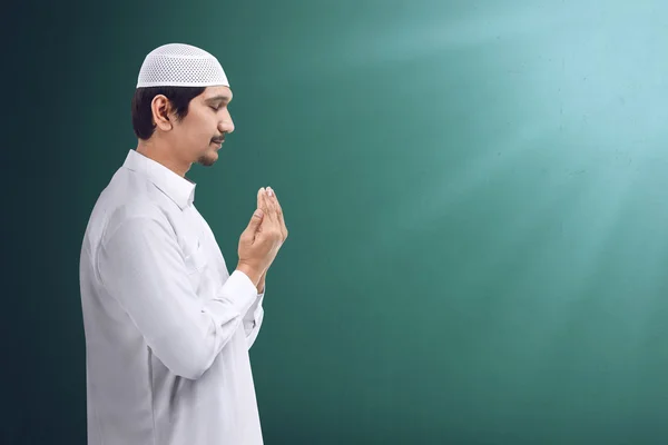 Young asian muslim man praying — Stock Photo, Image