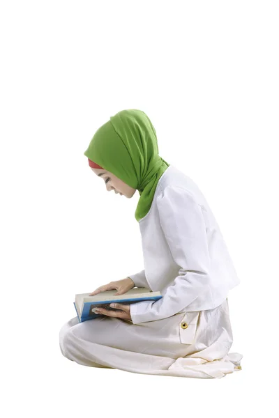 Aziatische Moslimvrouw lezen van de koran — Stockfoto