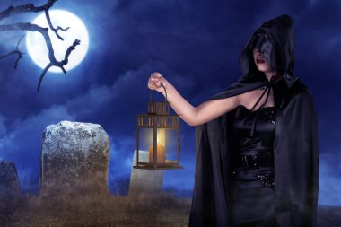 Halloween cadı kadın holding fener