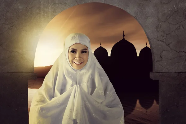 Азіатська мусульманка молиться Богу — стокове фото