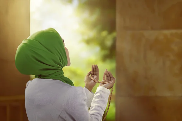 Mujer musulmana asiática rezando a Dios —  Fotos de Stock