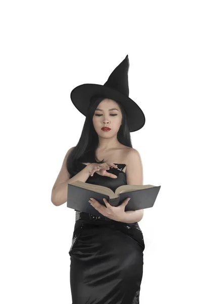 Assistente mulher segurando livro de feitiços — Fotografia de Stock