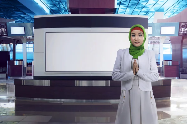 Jovem asiático muçulmano mulher no aeroporto — Fotografia de Stock
