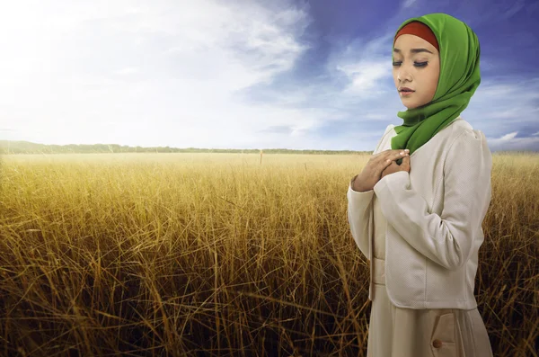 Junge asiatische muslimische Frau — Stockfoto