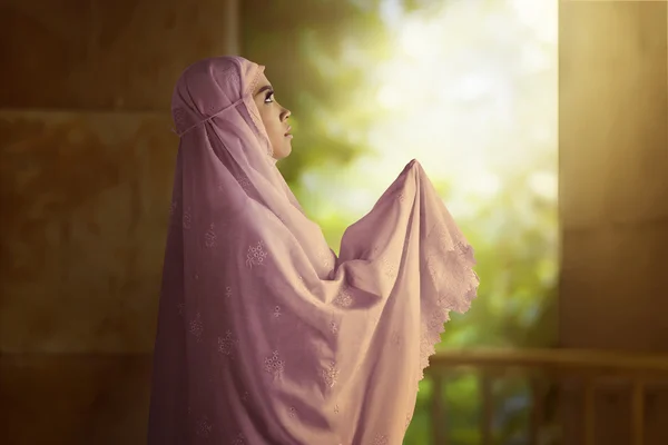 Mujer musulmana asiática rezando a Dios —  Fotos de Stock