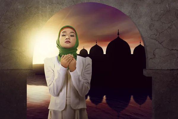 Aziatische Moslimvrouw bidden tot god — Stockfoto