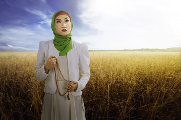 Ásia muçulmano mulher com hijab estilo — Fotografia de Stock