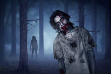 Asya zombi adam puslu ormanda yürüyor