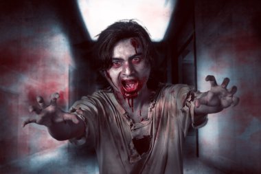 Boş odada Asya zombi adam