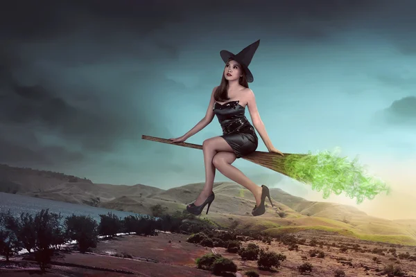 Boszorkány nő lovaglás a seprű — Stock Fotó