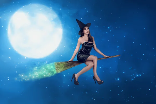 Cadı kadın süpürge gökyüzü üzerinde sürme — Stok fotoğraf