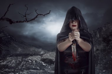 bıçak cofered kan tutan kadın