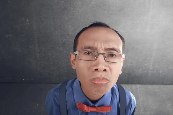 Geeky Mann mit ernster Miene — Stockfoto
