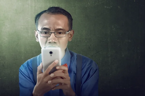 Aziatische nerdy man met de smartphone — Stockfoto