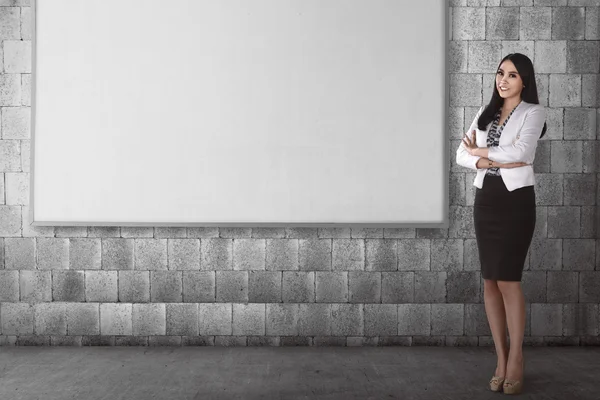 Éxito mujer de negocios posando con tablero en blanco —  Fotos de Stock