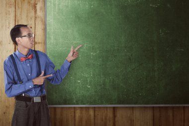  komik adam bir şey işaret