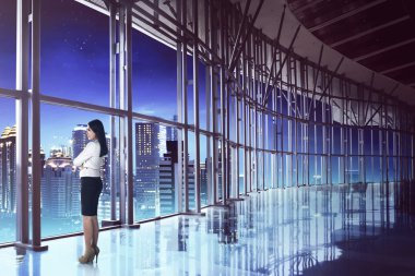  Şehir geceleri arayan kadın