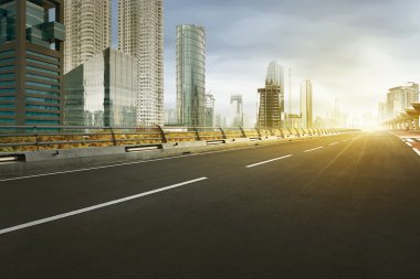 Mavi gökyüzü arka plan ile boş sokak