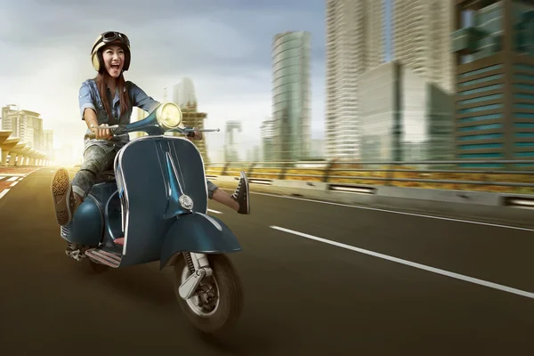 Азиатская женщина на скутере — стоковое фото