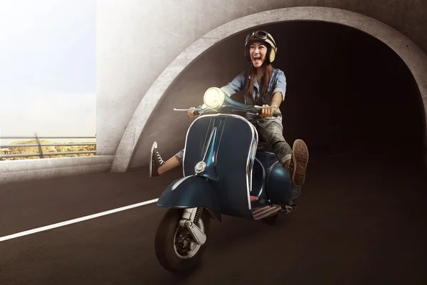 Mulher com capacete equitação scoote — Fotografia de Stock