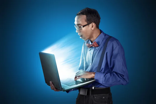 Nerdy άνθρωπος που χρησιμοποιούν φορητό υπολογιστή — Φωτογραφία Αρχείου