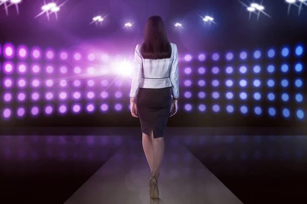 Mulher de pé no palco espumante — Fotografia de Stock