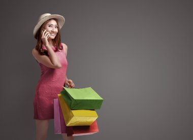 alışveriş torbaları telefonla aramayı kadınla