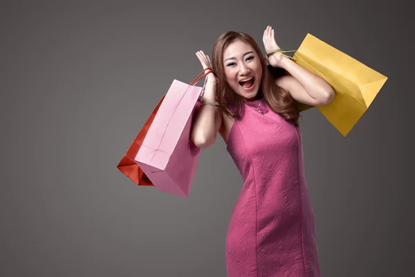 Joven hermosa mujer asiática sosteniendo en sus manos mucho de compras —  Fotos de Stock