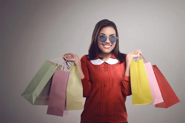 Mulher asiática bonita com sacos de compras — Fotografia de Stock