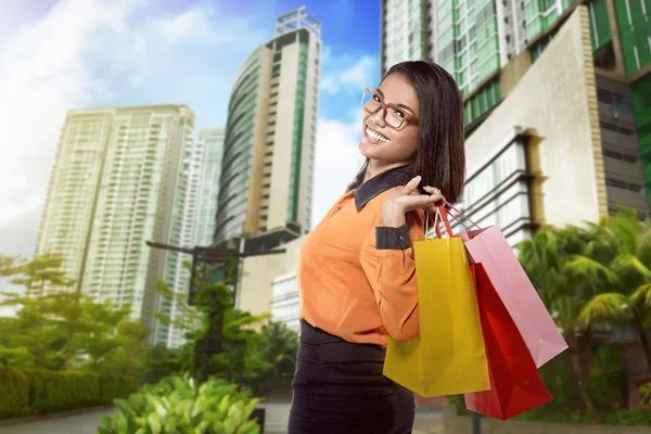 Atractiva mujer asiática con bolsas de compras —  Fotos de Stock