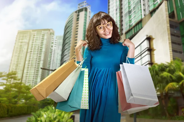 Jovem asiático mulher com compras sacos — Fotografia de Stock