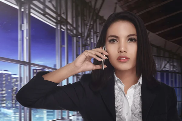 Asiática mujer de negocios hablando por teléfono —  Fotos de Stock