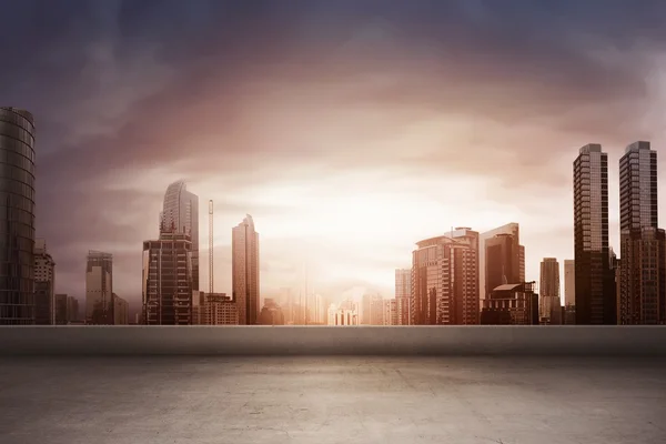 Aufgehende Sonne scheint auf Gebäude Stockfoto