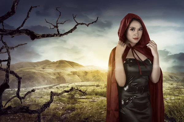 Asiatique fille sorcière en rouge manteau — Photo