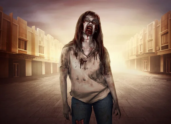 Kvinna zombie promenader runt staden — Stockfoto