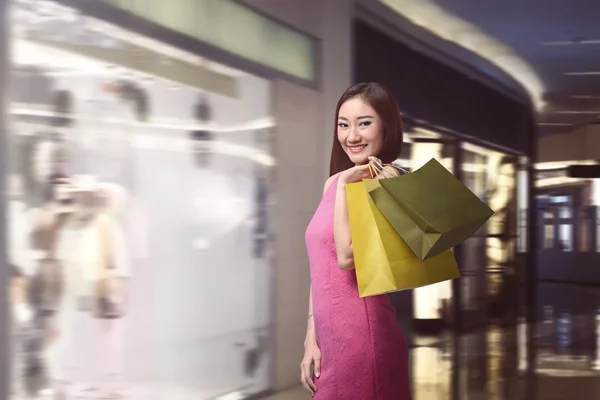 Feliz mulher asiática com sacos de papel fazendo compras — Fotografia de Stock