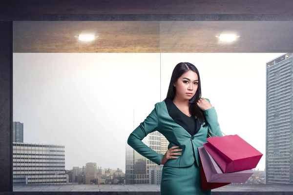 Gelukkig jonge Aziatische vrouw met winkelen bag — Stockfoto