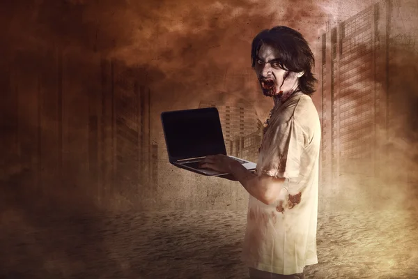 Uomo zombie con computer portatile — Foto Stock