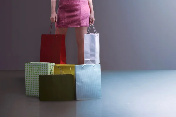 Mujer joven con bolsas de compras y cajas — Foto de Stock