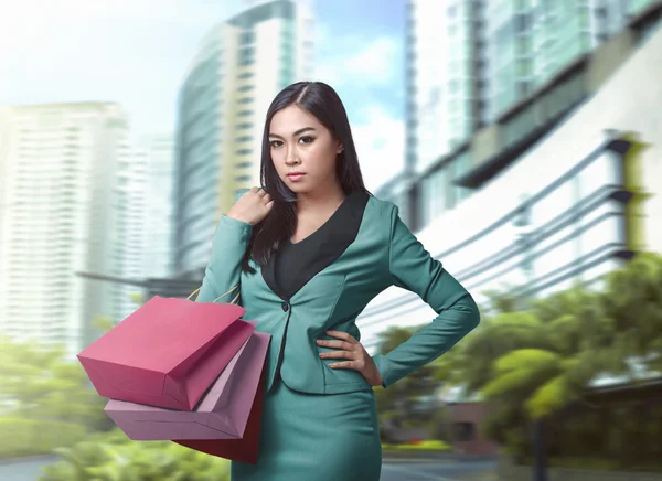 Hermosa mujer asiática con bolsas de compras —  Fotos de Stock