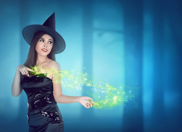 Азиатская ведьма с волшебным светом — стоковое фото