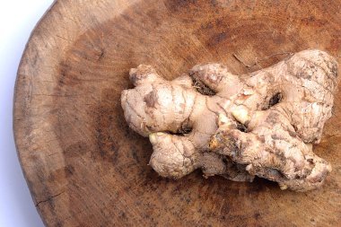 Beyaz arka planda izole edilmiş tahtadan taze zencefil