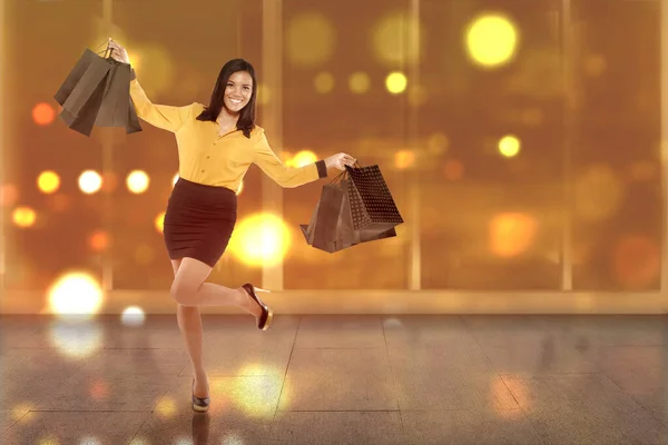ショッピングモールで買い物袋を持っているアジアの女性 ブラック フライデーのコンセプト — ストック写真