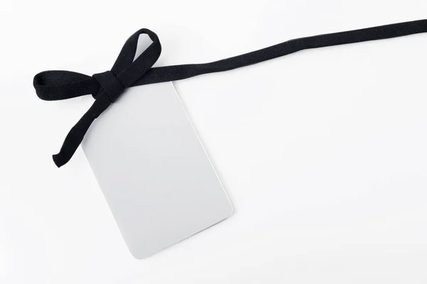 Biała Etykieta Czarną Wstążką Wyizolowana Białym Tle — Zdjęcie stockowe