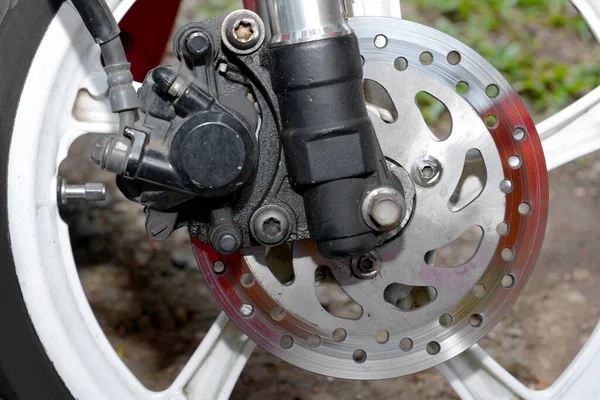 Motosiklet Tekerleği Motorun Önündeki Disk Frenini Kapat — Stok fotoğraf