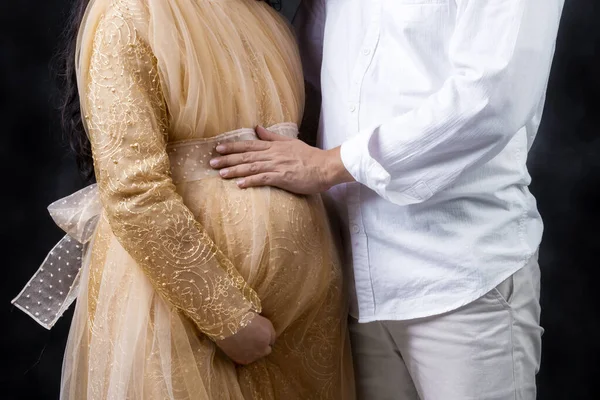 Těhotná Dvojice Dotýká Břicho Rukou Černým Pozadím — Stock fotografie